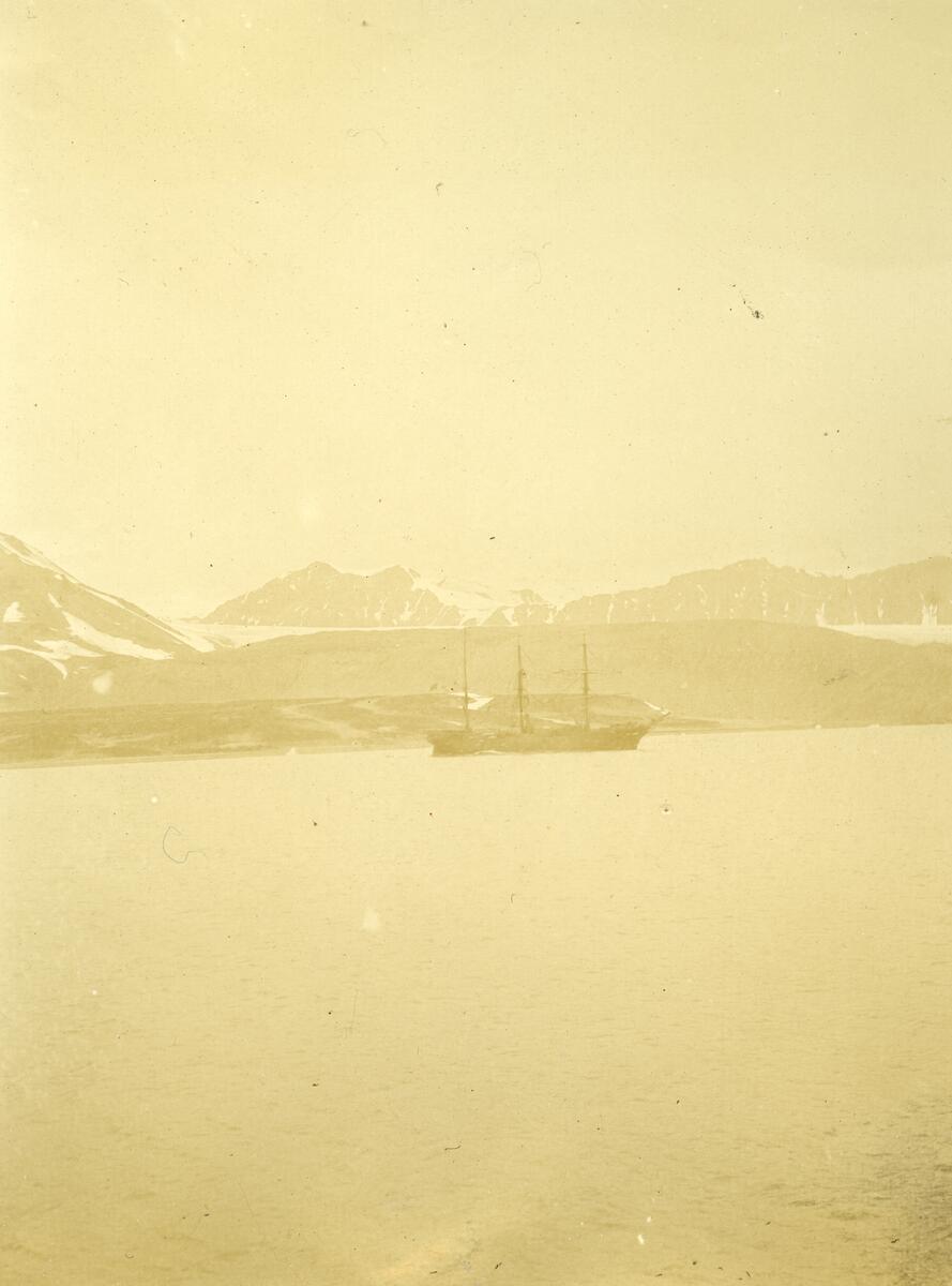 Turistskip i Recherchebay. Bildet kommer fra fotoalbum med gjenstandsnummer SVB 01366.