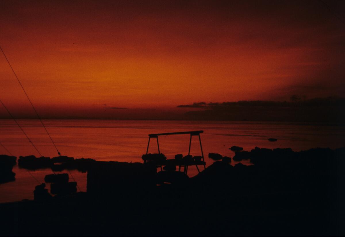 Solnedgang over den meteorologiske stasjon på Hopen. -Svalbard museum ...