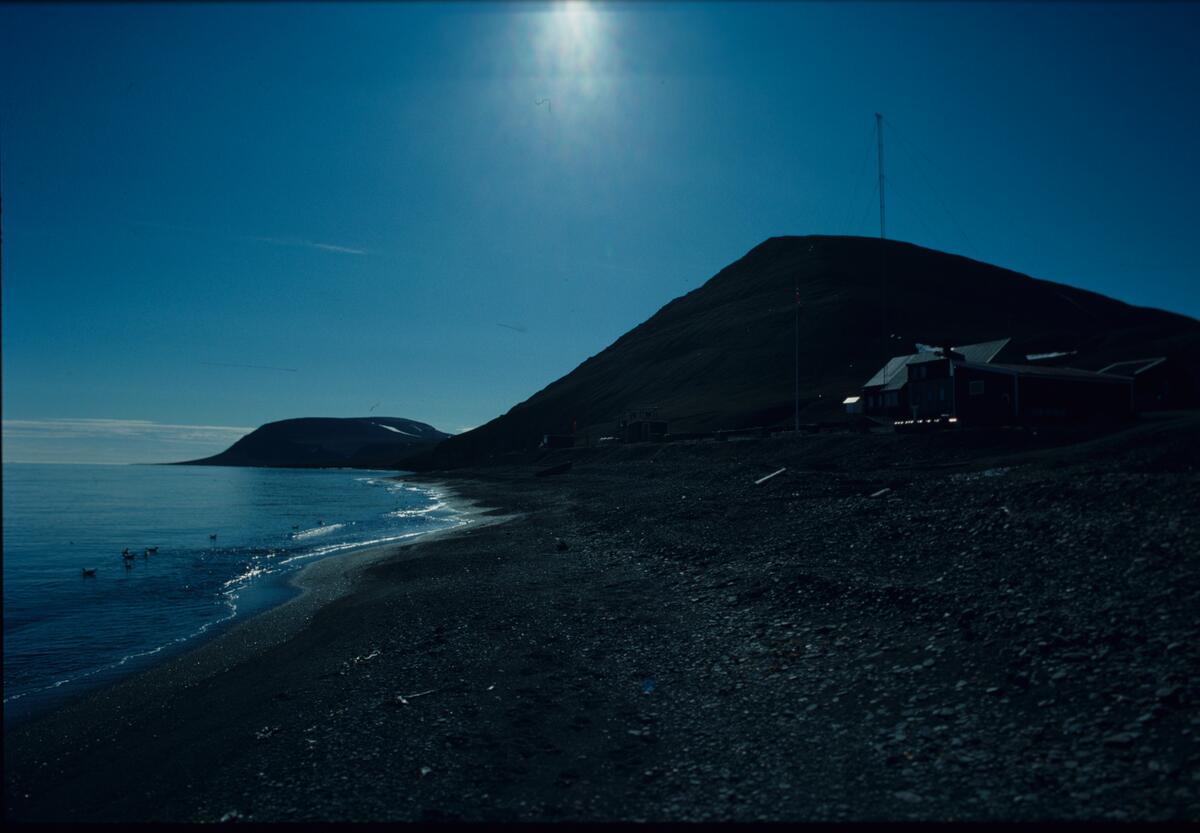 Utsikt mot den meteorologiske stasjon på Hopen fra fjære.