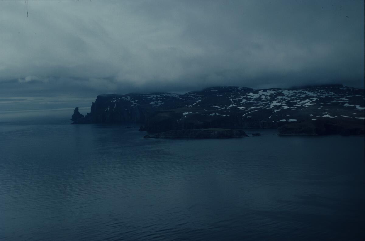 Utsikt mot Bjørnøya fra flyet.