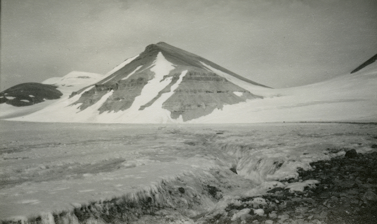 Gipsvika. Bildet kommer fra The Cambridge Spitsbergen Expedition. Ekspedisjonen besto av seks menn, de fleste var geomorfologer, som dro fra England til Svalbard via Nordkapp og Bjørnøya om bord på Lyngen sommeren 1938. Målet deres var å kartlegge området rundt Nordenskioldbreen, Gipsvika og Brucebyen.