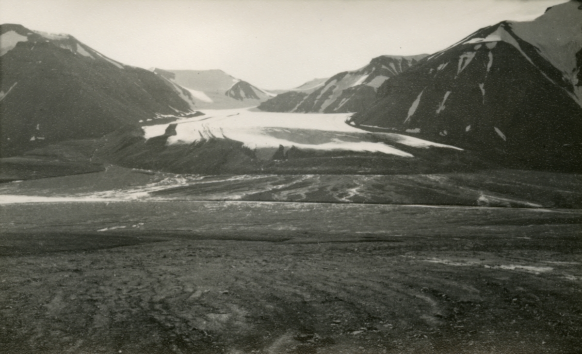 Gipsvika. Bildet kommer fra The Cambridge Spitsbergen Expedition. Ekspedisjonen besto av seks menn, de fleste var geomorfologer, som dro fra England til Svalbard via Nordkapp og Bjørnøya om bord på Lyngen sommeren 1938. Målet deres var å kartlegge området rundt Nordenskioldbreen, Gipsvika og Brucebyen.