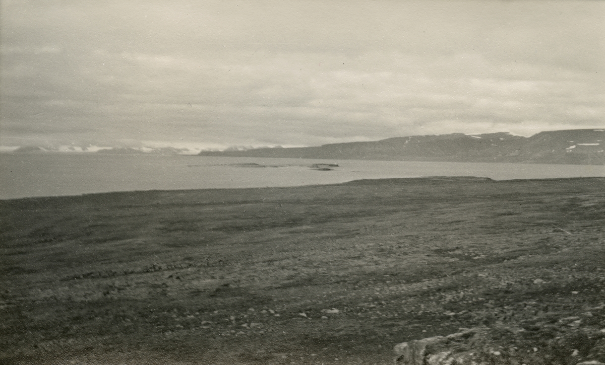 Gipsvika. Bildet kommer fra The Cambridge Spitsbergen Expedition. Ekspedisjonen besto av seks menn, de fleste var geomorfologer, som dro fra England til Svalbard via Nordkapp og Bjørnøya om bord på Lyngen sommeren 1938. Målet deres var å kartlegge området rundt Nordenskioldbreen, Gipsvika og Brucebyen.