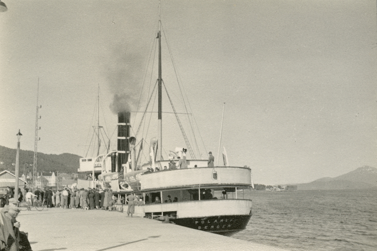 Bildet kommer fra The Cambridge Spitsbergen Expedition. Ekspedisjonen besto av seks menn, de fleste var geomorfologer, som dro fra England til Svalbard via Nordkapp og Bjørnøya om bord på Lyngen sommeren 1938. Målet deres var å kartlegge området rundt Nordenskioldbreen, Gipsvika og Brucebyen.