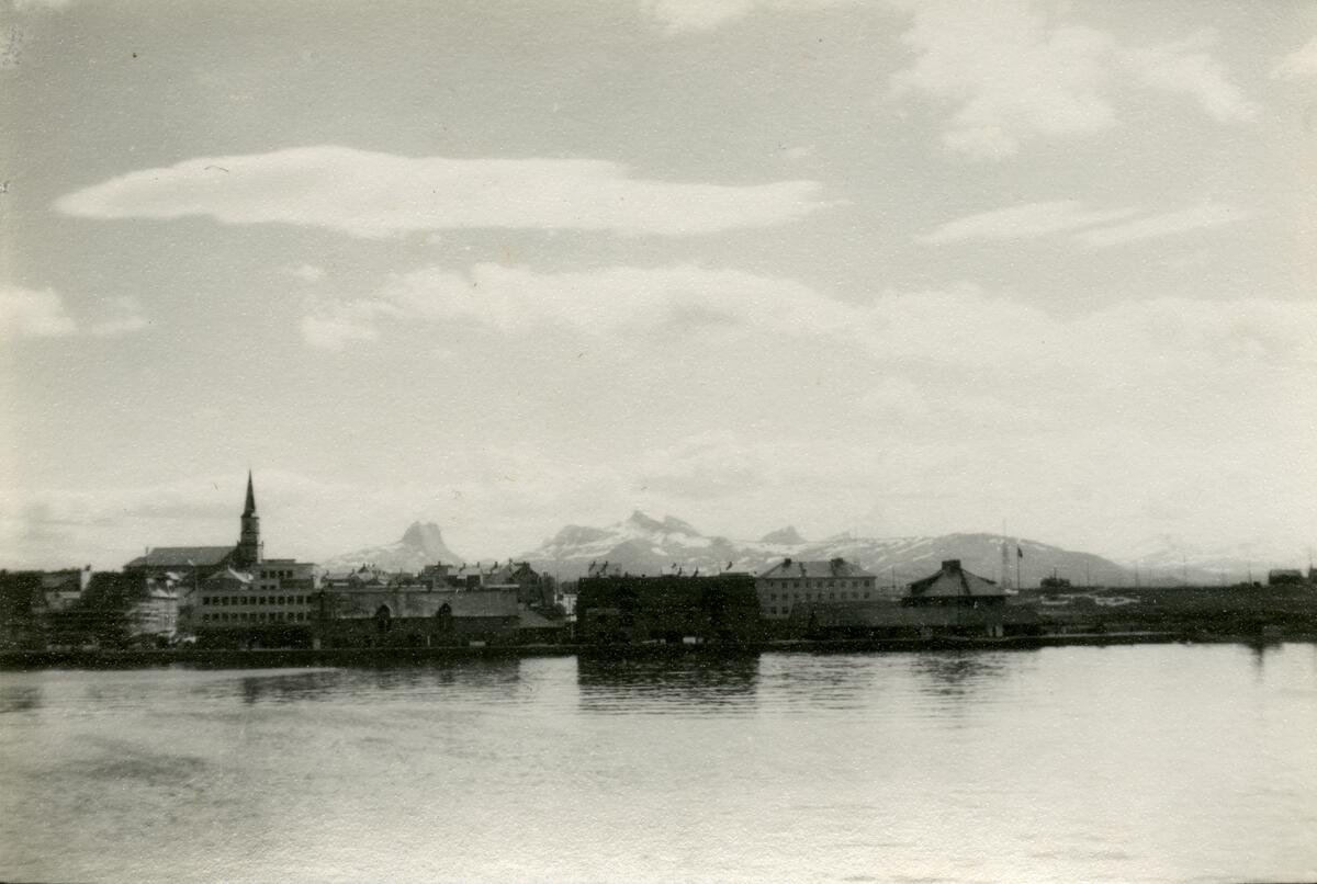 Bildet kommer fra The Cambridge Spitsbergen Expedition. Ekspedisjonen besto av seks menn, de fleste var geomorfologer, som dro fra England til Svalbard via Nordkapp og Bjørnøya om bord på Lyngen sommeren 1938. Målet deres var å kartlegge området rundt Nordenskioldbreen, Gipsvika og Brucebyen.