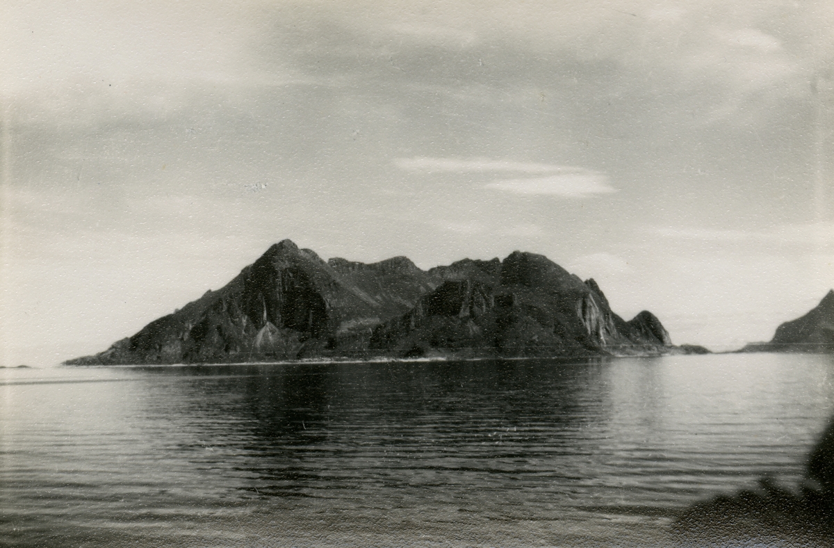 Bildet kommer fra The Cambridge Spitsbergen Expedition. Ekspedisjonen besto av seks menn, de fleste var geomorfologer, som dro fra England til Svalbard via Nordkapp og Bjørnøya om bord på Lyngen sommeren 1938. Målet deres var å kartlegge området rundt Nordenskioldbreen, Gipsvika og Brucebyen.