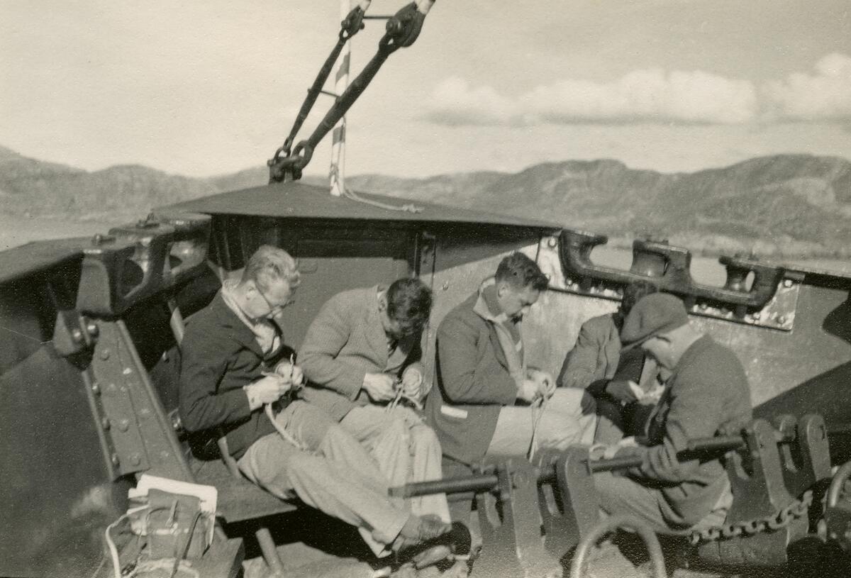 Pasasjerer om bord på Polarlys. Bildet kommer fra The Cambridge Spitsbergen Expedition. Ekspedisjonen besto av seks menn, de fleste var geomorfologer, som dro fra England til Svalbard via Nordkapp og Bjørnøya om bord på Lyngen sommeren 1938. Målet deres var å kartlegge området rundt Nordenskioldbreen, Gipsvika og Brucebyen.