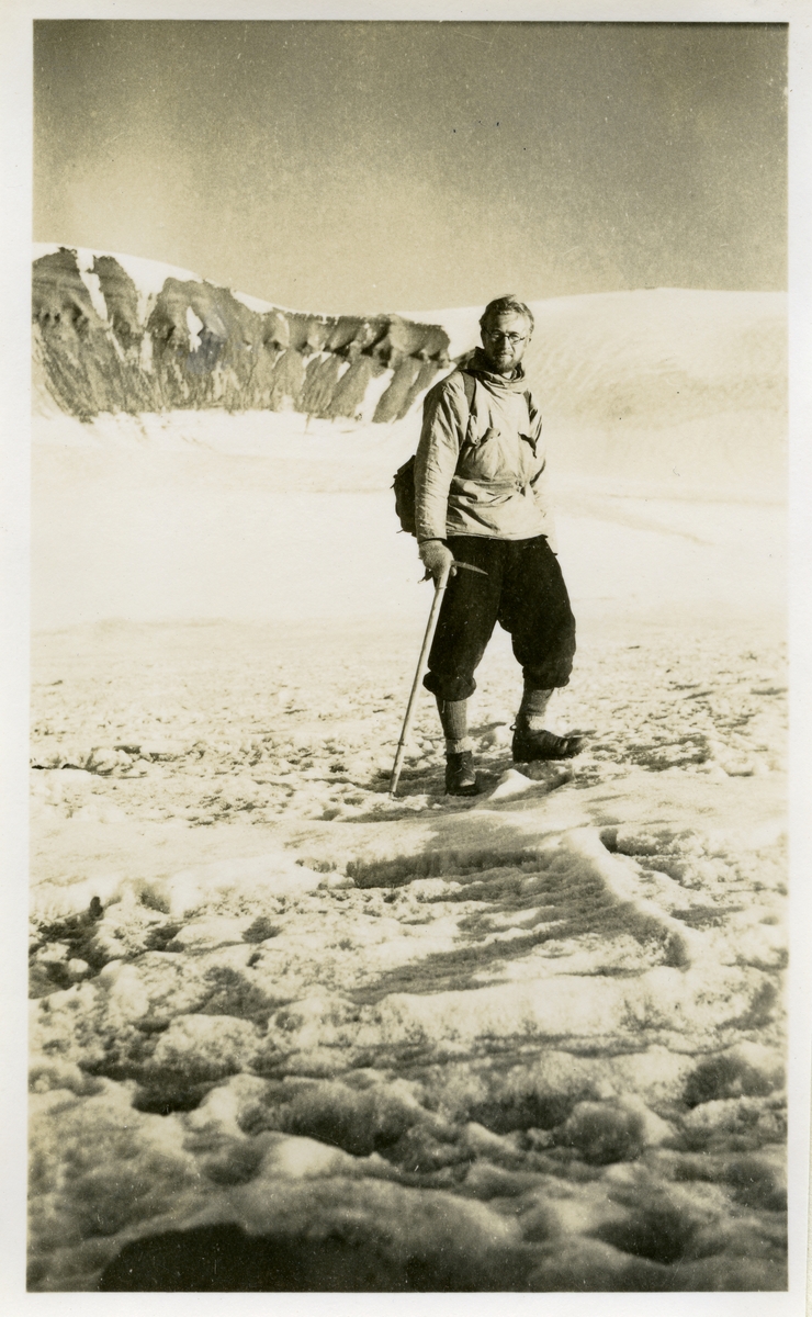 En mann på tur. Bildet kommer fra en bok Beyond the Pole Star skrevet av William Balchin (avbildet) som ble utgitt i en eksemplar. Boka handler om The Cambridge Spitsbergen Expedition. Ekspedisjonen besto av seks menn, de fleste var geomorfologer, som dro fra England til Svalbard via Nordkapp og Bjørnøya om bord på Lyngen sommeren 1938. Målet deres var å kartlegge området rundt Nordenskioldbreen, Gipsvika og Brucebyen. Bildetekst fra boka: At the North Pole...Equipped for ice work.