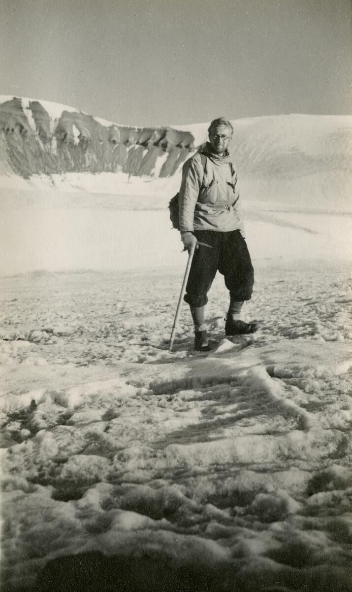 Bildet kommer fra The Cambridge Spitsbergen Expedition. Ekspedisjonen besto av seks menn, de fleste var geomorfologer, som dro fra England til Svalbard via Nordkapp og Bjørnøya om bord på Lyngen sommeren 1938. Målet deres var å kartlegge området rundt Nordenskioldbreen, Gipsvika og Brucebyen. Bildetekst på baksiden: On the Tyrell Glacier.