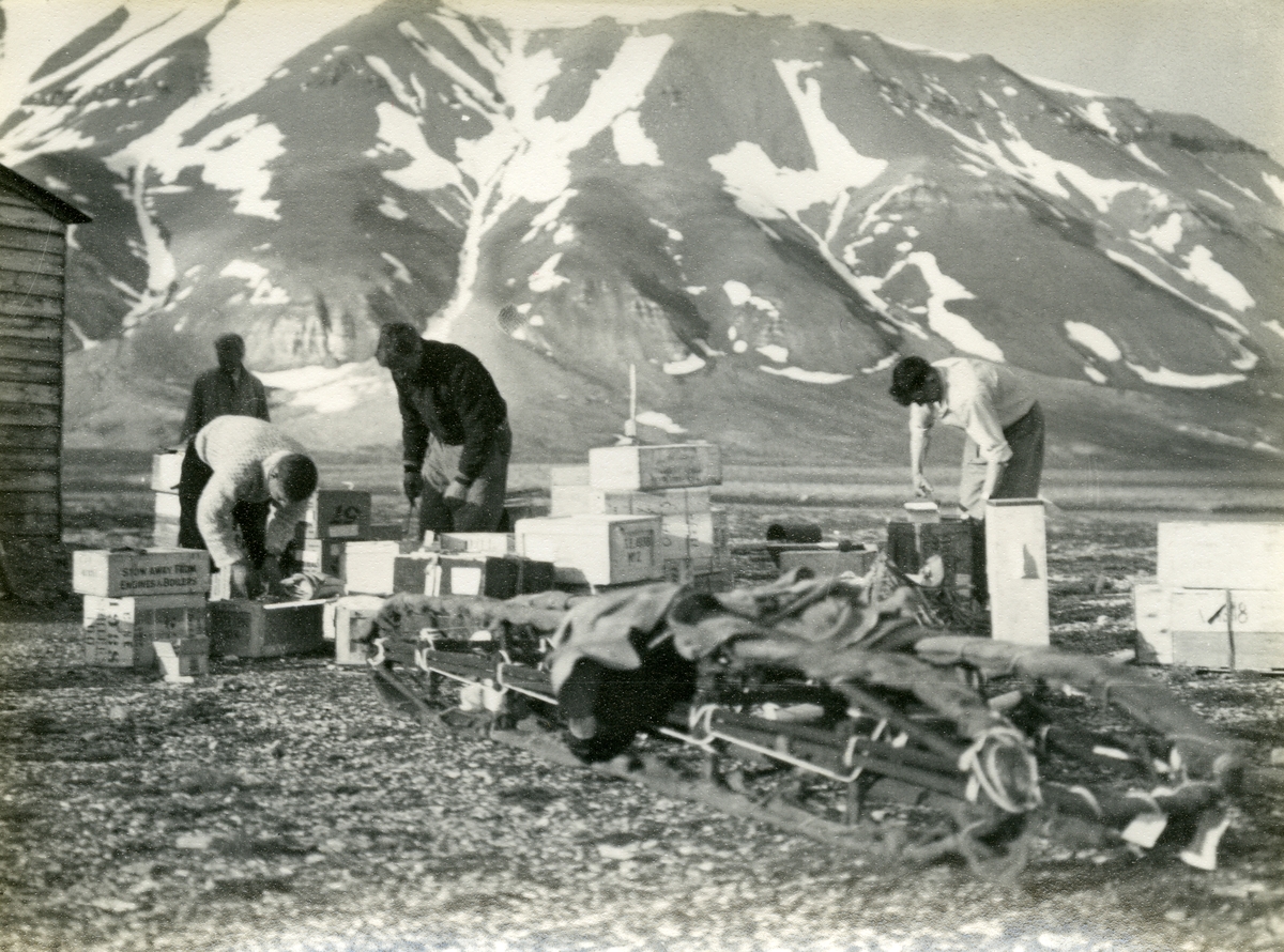 Bildet kommer fra The Cambridge Spitsbergen Expedition. Ekspedisjonen besto av seks menn, de fleste var geomorfologer, som dro fra England til Svalbard via Nordkapp og Bjørnøya om bord på Lyngen sommeren 1938. Målet deres var å kartlegge området rundt Nordenskioldbreen, Gipsvika og Brucebyen.