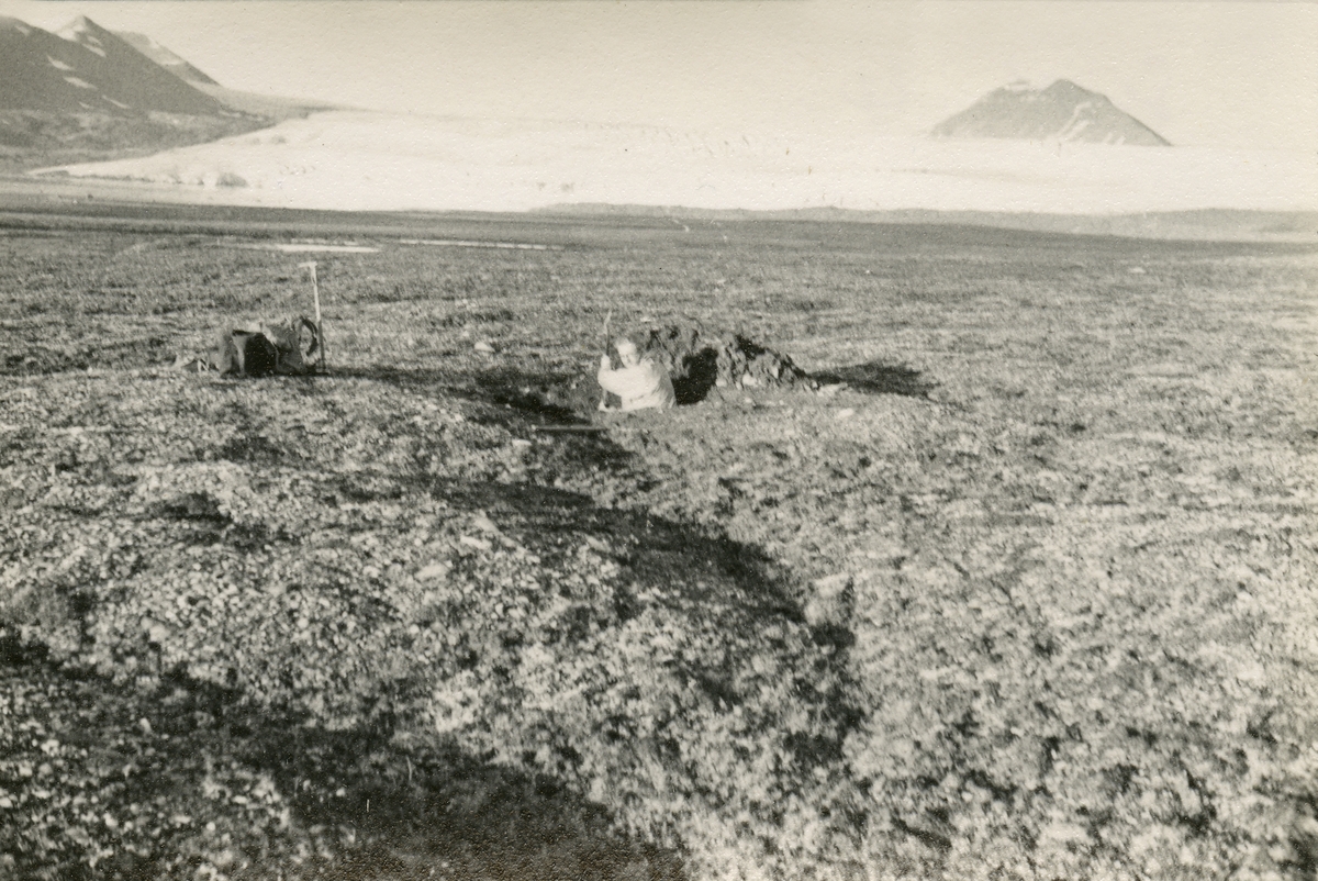 Bildet kommer fra The Cambridge Spitsbergen Expedition. Ekspedisjonen besto av seks menn, de fleste var geomorfologer, som dro fra England til Svalbard via Nordkapp og Bjørnøya om bord på Lyngen sommeren 1938. Målet deres var å kartlegge området rundt Nordenskioldbreen, Gipsvika og Brucebyen.