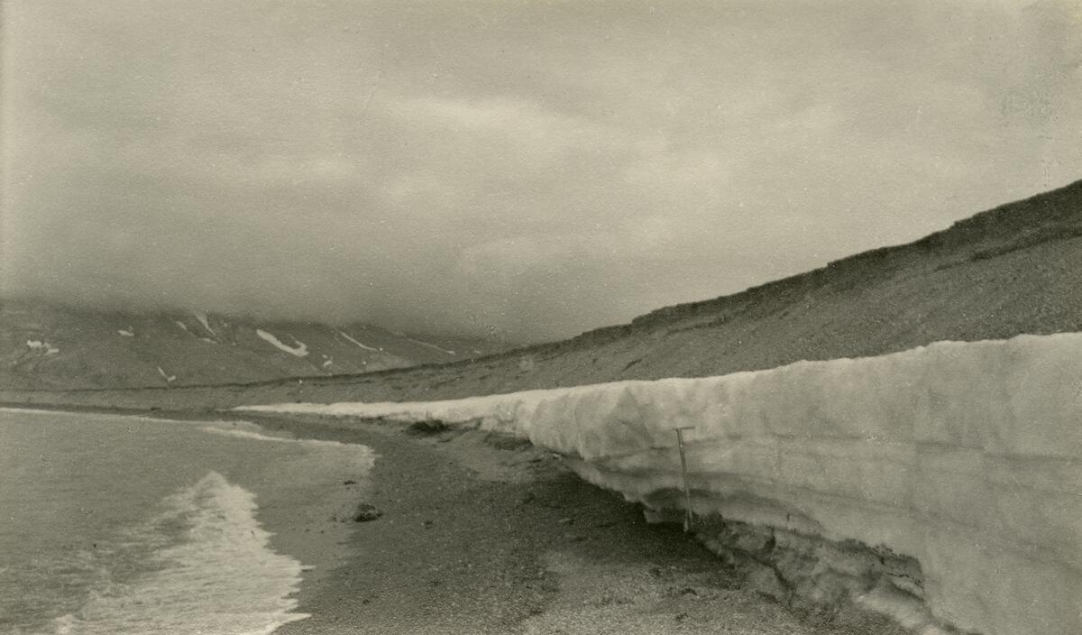 Brucebyen.  Bildet kommer fra The Cambridge Spitsbergen Expedition. Ekspedisjonen besto av seks menn, de fleste var geomorfologer, som dro fra England til Svalbard via Nordkapp og Bjørnøya om bord på Lyngen sommeren 1938. Målet deres var å kartlegge området rundt Nordenskioldbreen, Gipsvika og Brucebyen.