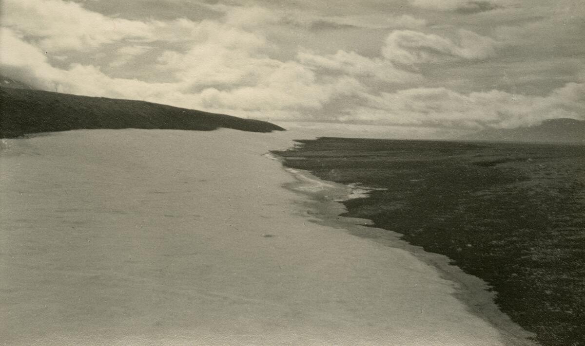 Brucebyen.  Bildet kommer fra The Cambridge Spitsbergen Expedition. Ekspedisjonen besto av seks menn, de fleste var geomorfologer, som dro fra England til Svalbard via Nordkapp og Bjørnøya om bord på Lyngen sommeren 1938. Målet deres var å kartlegge området rundt Nordenskioldbreen, Gipsvika og Brucebyen.