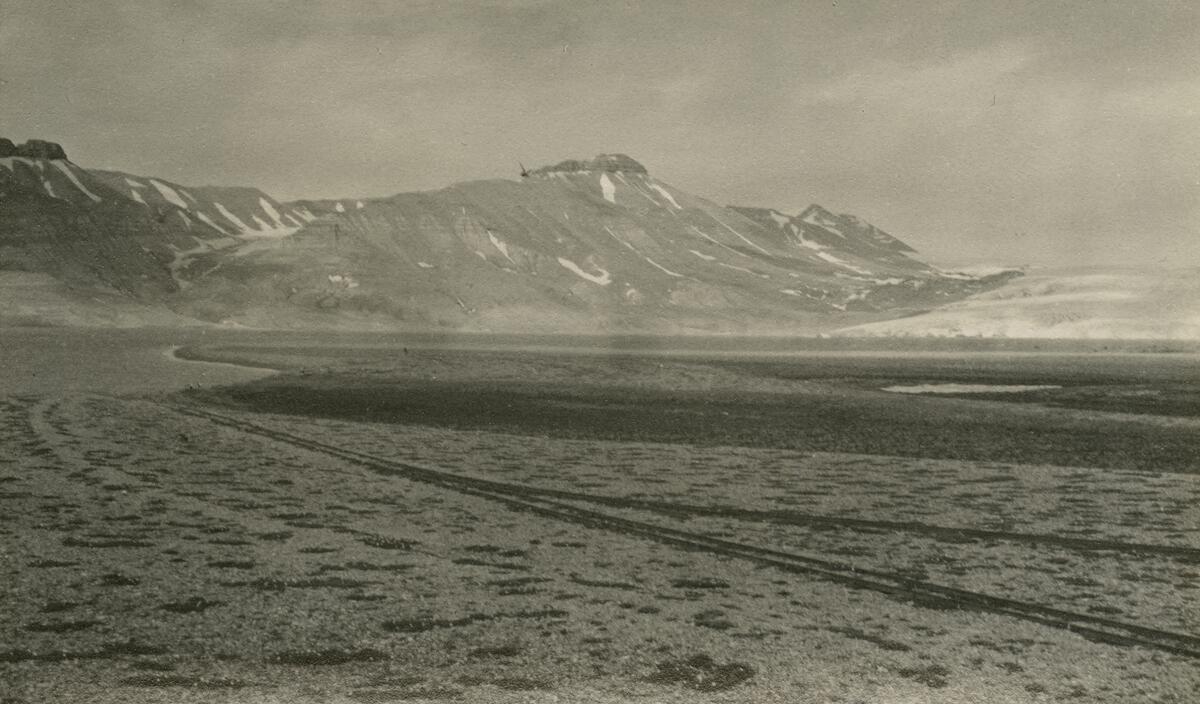 Brucebyen.  Bildet kommer fra The Cambridge Spitsbergen Expedition. Ekspedisjonen besto av seks menn, de fleste var geomorfologer, som dro fra England til Svalbard via Nordkapp og Bjørnøya om bord på Lyngen sommeren 1938. Målet deres var å kartlegge området rundt Nordenskioldbreen, Gipsvika og Brucebyen.