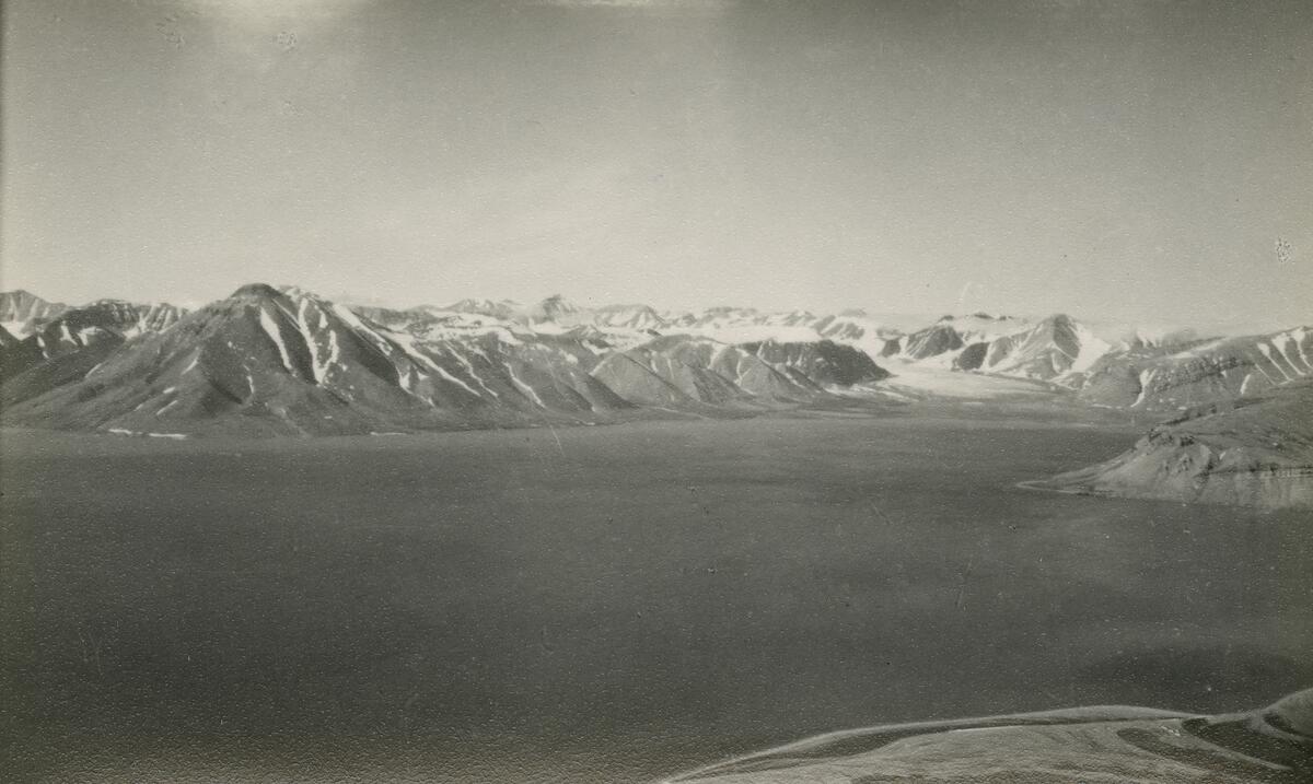 Brucebyen.  Bildet kommer fra The Cambridge Spitsbergen Expedition. Ekspedisjonen besto av seks menn, de fleste var geomorfologer, som dro fra England til Svalbard via Nordkapp og Bjørnøya om bord på Lyngen sommeren 1938. Målet deres var å kartlegge området rundt Nordenskioldbreen, Gipsvika og Brucebyen.