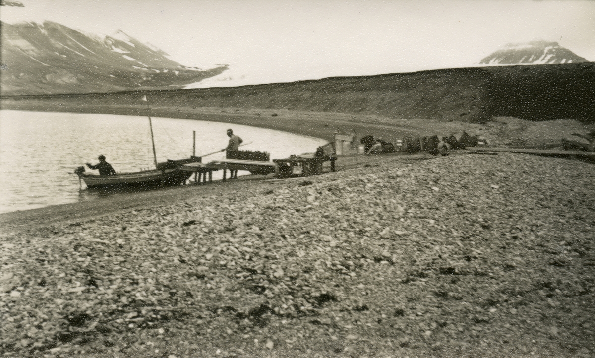 Brucebyen.  Bildet kommer fra The Cambridge Spitsbergen Expedition. Ekspedisjonen besto av seks menn, de fleste var geomorfologer, som dro fra England til Svalbard via Nordkapp og Bjørnøya om bord på Lyngen sommeren 1938. Målet deres var å kartlegge området rundt Nordenskioldbreen, Gipsvika og Brucebyen.