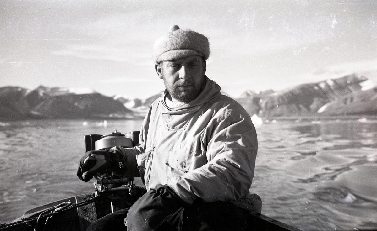 Bildet kommer fra The Cambridge Spitsbergen Expedition. Ekspedisjonen besto av seks menn, de fleste var geomorfologer, som dro fra England til Svalbard via Nordkapp og Bjørnøya om bord på Lyngen sommeren 1938. Målet deres var å kartlegge området rundt Nordenskioldbreen, Gipsvika og Brucebyen. Skannet fra negativ.