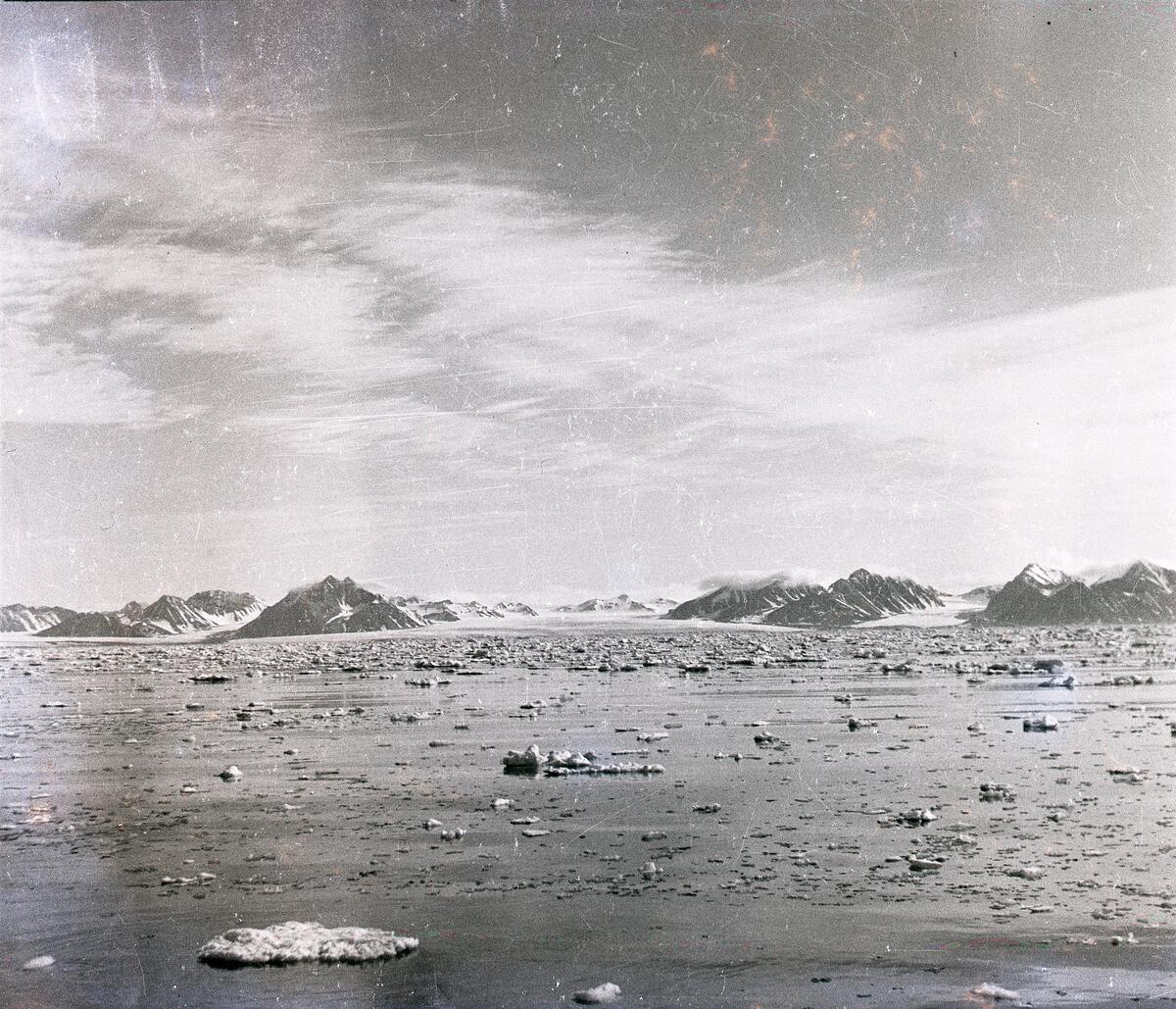 Bildet kommer fra The Cambridge Spitsbergen Expedition. Ekspedisjonen besto av seks menn, de fleste var geomorfologer, som dro fra England til Svalbard via Nordkapp og Bjørnøya om bord på Lyngen sommeren 1938. Målet deres var å kartlegge området rundt Nordenskioldbreen, Gipsvika og Brucebyen. Skannet fra negativ.