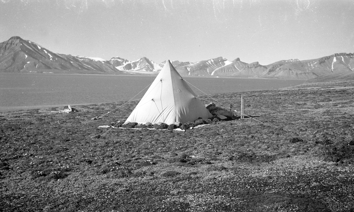 Bildet kommer fra The Cambridge Spitsbergen Expedition. Ekspedisjonen besto av seks menn, de fleste var geomorfologer, som dro fra England til Svalbard via Nordkapp og Bjørnøya om bord på Lyngen sommeren 1938. Målet deres var å kartlegge området rundt Nordenskioldbreen, Gipsvika og Brucebyen. Skannet fra negativ.