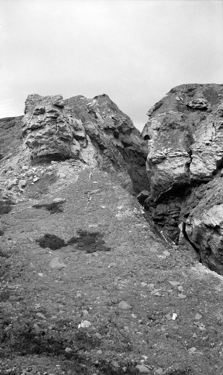 Bildet kommer fra The Cambridge Spitsbergen Expedition. Ekspedisjonen besto av seks menn, de fleste var geomorfologer, som dro fra England til Svalbard via Nordkapp og Bjørnøya om bord på Lyngen sommeren 1938. Målet deres var å kartlegge området rundt Nordenskioldbreen, Gipsvika og Brucebyen. Skannet fra negativ.