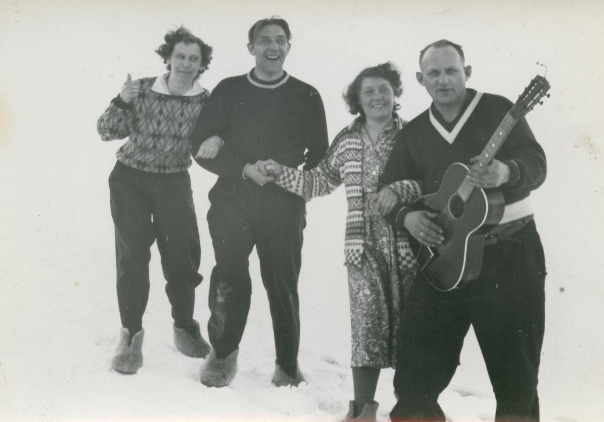 Folk i snøen med gitar. Bilder fra Jacob Jacobsens samling