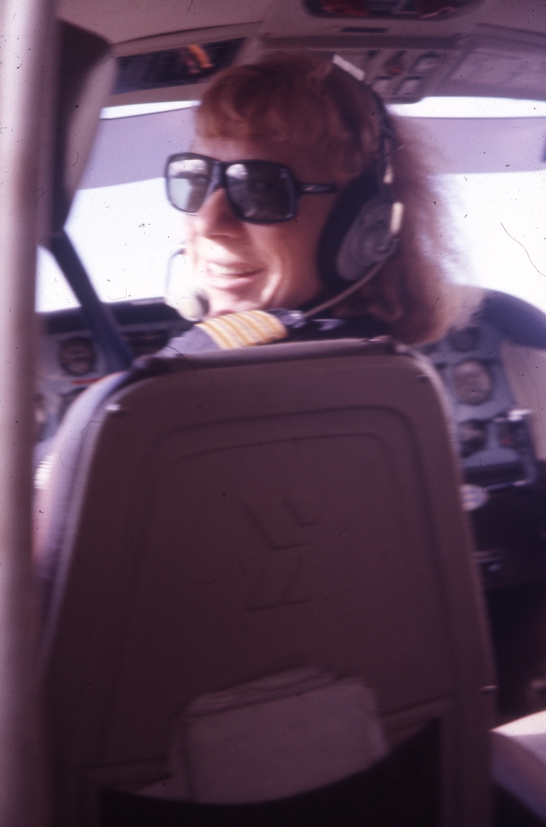 Ingrid Pedersen, født Liljegren,1933-2012 var den første kvinnelige pilot over Nordpolen i et enmotors Cessna 205.(1963). Gift med Einar Sverre Pedersen som var flypioner og sjefsnavigator i SAS. Han startet senere Norsk Polar Navigasjon, som blant annet planla flyplass på Kvadehuken. De drev også borevirksomhet på Svalbard. Ingrid Pedersen fløy Cessna Tango Alfa, kjennetegn LN-RTA i flere år på Svalbard,hentet fangstfolk, leverte post osv. Hun fløy også til Hopen. og oppholdt seg mye i Ny-Ålesund. I slutten av 1970-årene fløy hun Dornier mellom Longyearbyen og Svea. Bilde fra Norsk Polarnavigasjons boring på Haketangen 1976. Ingrid sitter i flyet.