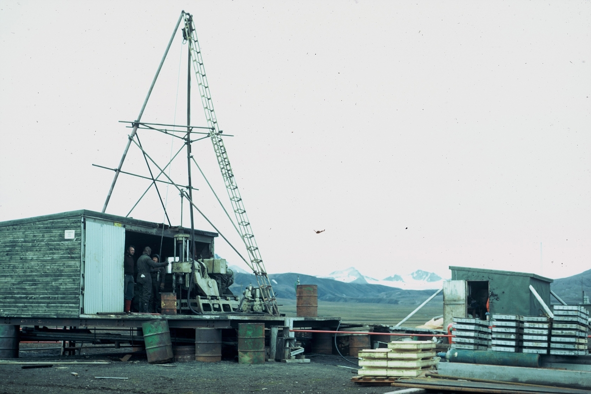 Fra oljeboring i Berzeliusdalen. Norsk Polar Navigasjon var operatør. Boreriggen. Står nå i Longyearbyen, tilhører Svalbard Museum