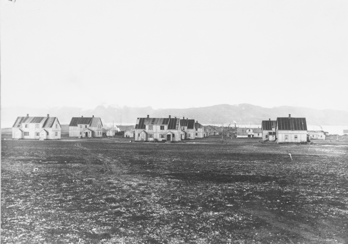 Bilde hentet fra den gamle utstillingen i Ny-Ålesund By- og Gruvemuseum, tatt ned 2015. Funksjonærbolig, sykehus, kontor