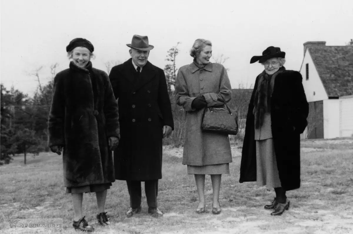 Fra Jonas Lied samlingen., "Mr and Mrs E.K Davis, me, my mother of the Cape"? "February 1950"