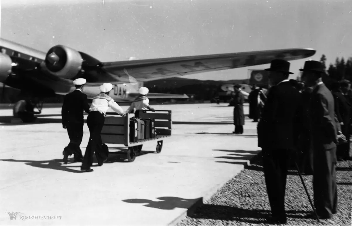 Fra Jonas Lied samlingen., "Johan Wulfsberg ved Fred Olsen sitt flyselskap"