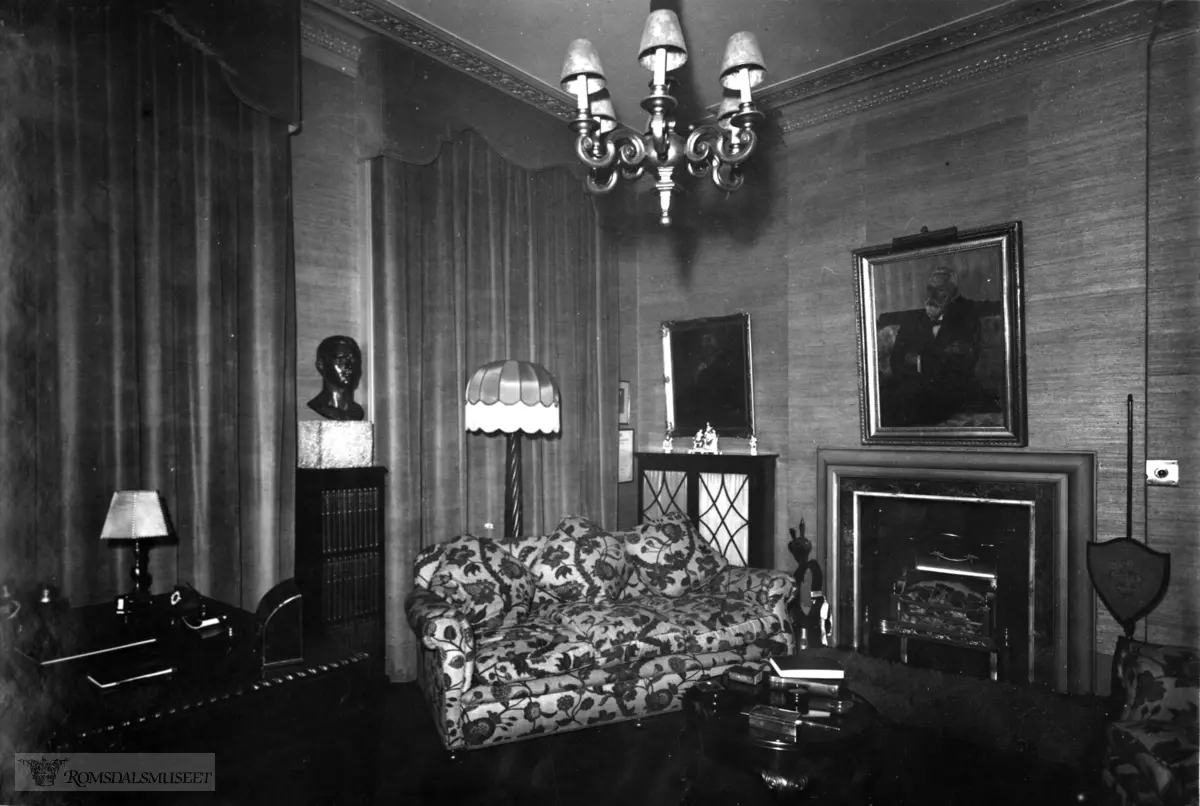 Fra Jonas Lied samlingen., "Sitting room at night"