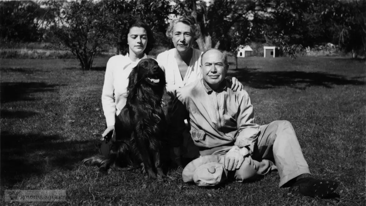 Fra Jonas Lied samlingen., "Taken in october 1947, ny niece and our irish setter, Miko, Michael" "(Not very good of any of us but the most recent)".Den eldre kvinnen er muligens Jonas Lied sin søster Johanna Henriette Lied og hennes ektemann Aleksander Pavlov