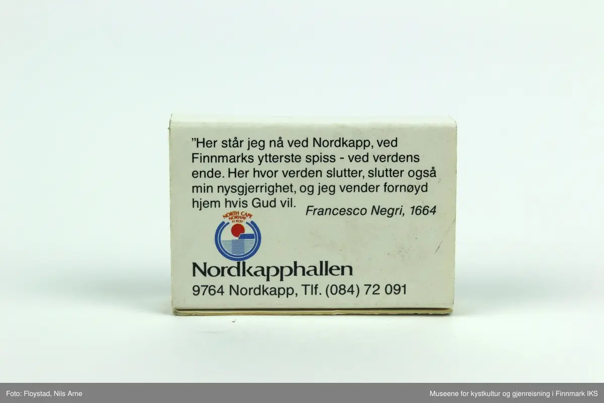 En liten, hvit og rektangulær fyrstikkeske med trykt dekor. Fyrstikkesken er laget av papp, eller kartong og består av to deler, hylster og skuff. Esken har kun riveplate på den ene siden. Fyrstikkene er laget av tre og alle er ubrukt. 

Framsiden på fyrstikkesken er dekorert med et trykt fotomotiv av Nordkapplatået sett ovenfra i dagslys. Oppe på platået er Nordkapphallen og parkeringsplassen avbildet, med en mørkeblå himmel i bakgrunnen. Nedenfor plattået ligger det en tykk tåke over havet. I venstre hjørne er det trykt "Nordkapp Norge 71°1021" med hvit skrift.         

På baksiden av esken er det øverst et sitat av Francesco Negri og trykt logo, adresse og telefonnummer til Nordkapphallen. Francesco Negri (1624-98) var en italiensk prest og den første personen man vet om som reiste mot nord og med Nordkapp som sin endelige destinasjon. Etter en lang reise når han endelig Nordkapp og sier: "Her står jeg nå ved Nordkapp, ved Finnmarks ytterste spiss – ved verdens ende. Her hvor verden slutter, slutter også min nysgjerrighet, og jeg vender fornøyd hjem hvis Gud vil." – Francesco Negri, 1664 (sic).     

Fyrstikkesken har antakeligvis vært en suvenir fra Nordkapp.