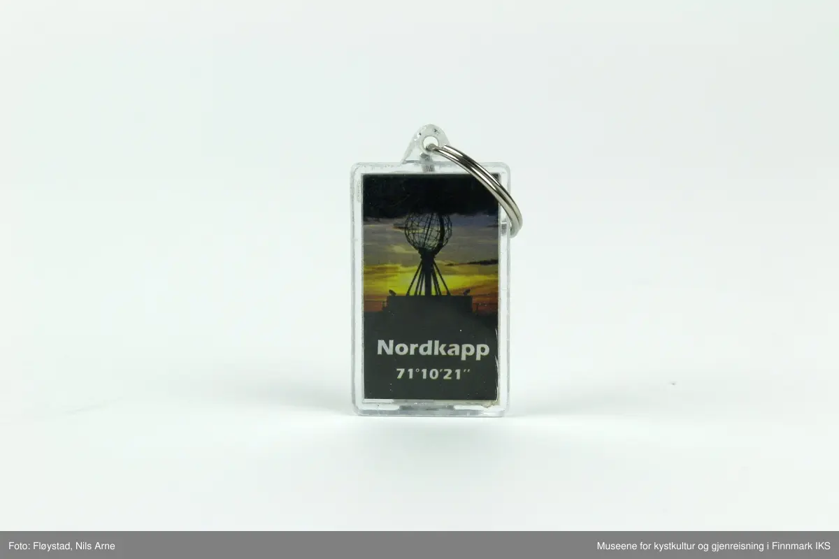 En nøkkelring festet i en rektangulær brikke med dekor og en gradestokk. 

Brikken er laget av pleksiglass eller akrylglass (PMMA), dekorert med et trykt fotomotiv på framsiden. Fotomotivet er av Nordkapp-globusen og en lettskyet, solrik himmel i bakgrunnen. Under motivet av globusen er det trykt "NORDKAPP 71°10'21" i hvitt.  Det er satt inn en liten gradestokk på baksiden av brikken som viser temperaturen i både Celsius ig Fahrenheit. Ved siden av gradestokken er "NORWAY" trykt i hvitt på en mørkeblå bakgrunn.