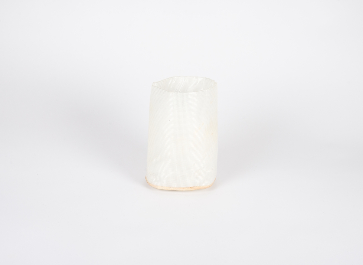 Tubeformet kurv sydd i plastmateriale.