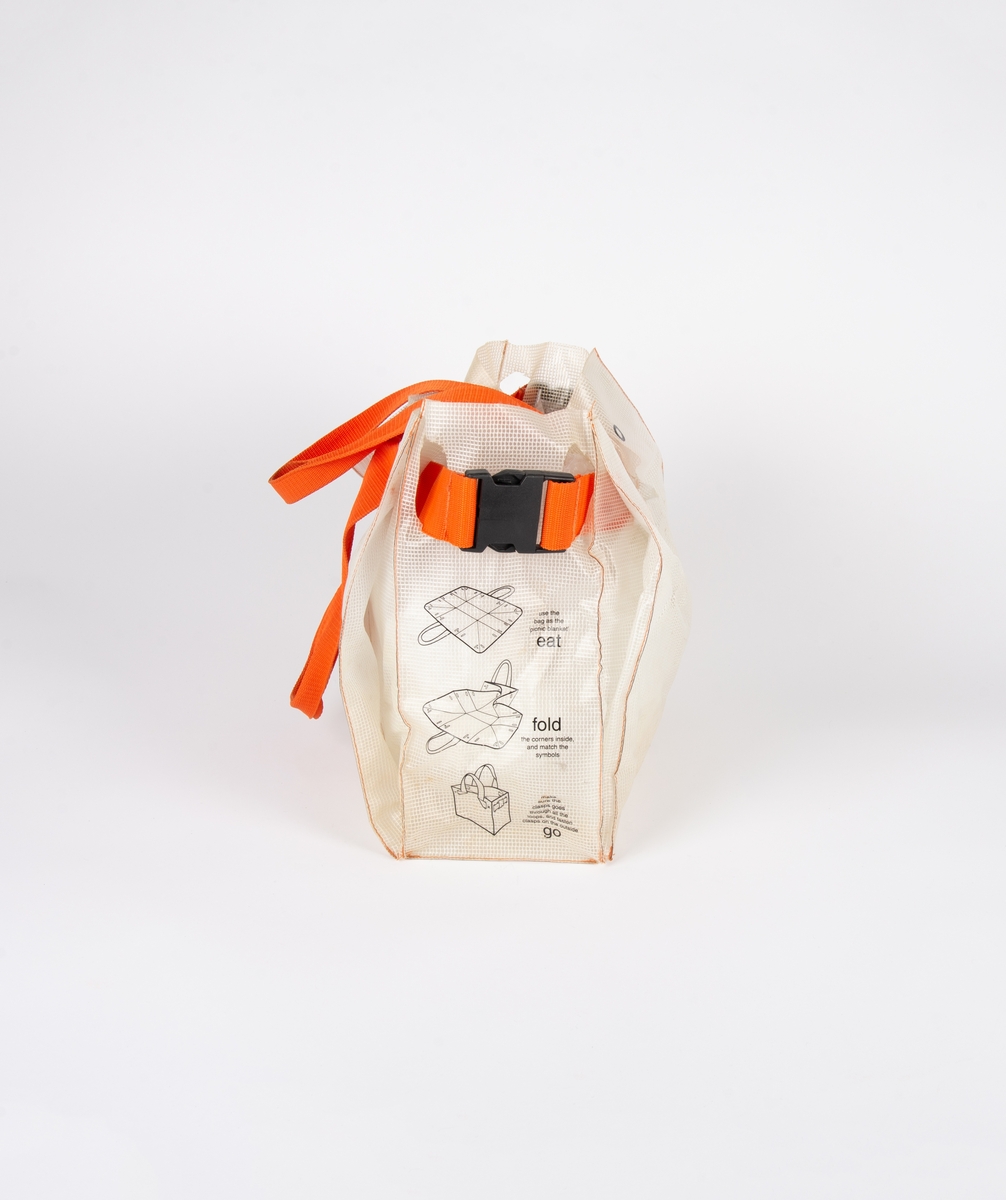 Utbrettbar bag i plastmateriale med vevde nylonstropper. Fungerer som både bag og piknikunderlag. Sort grafisk logo og tekst.