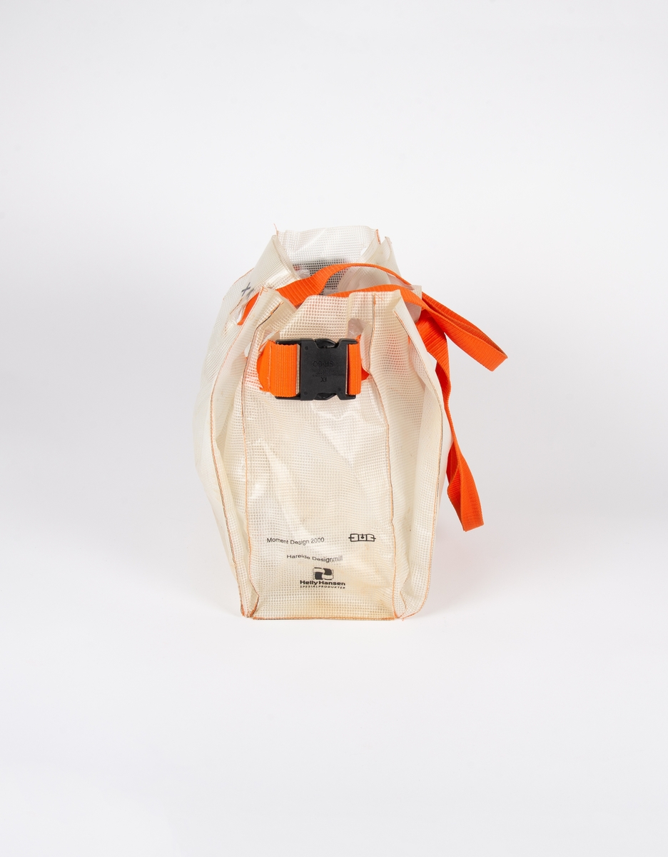 Utbrettbar bag i plastmateriale med vevde nylonstropper. Fungerer som både bag og piknikunderlag. Sort grafisk logo og tekst.