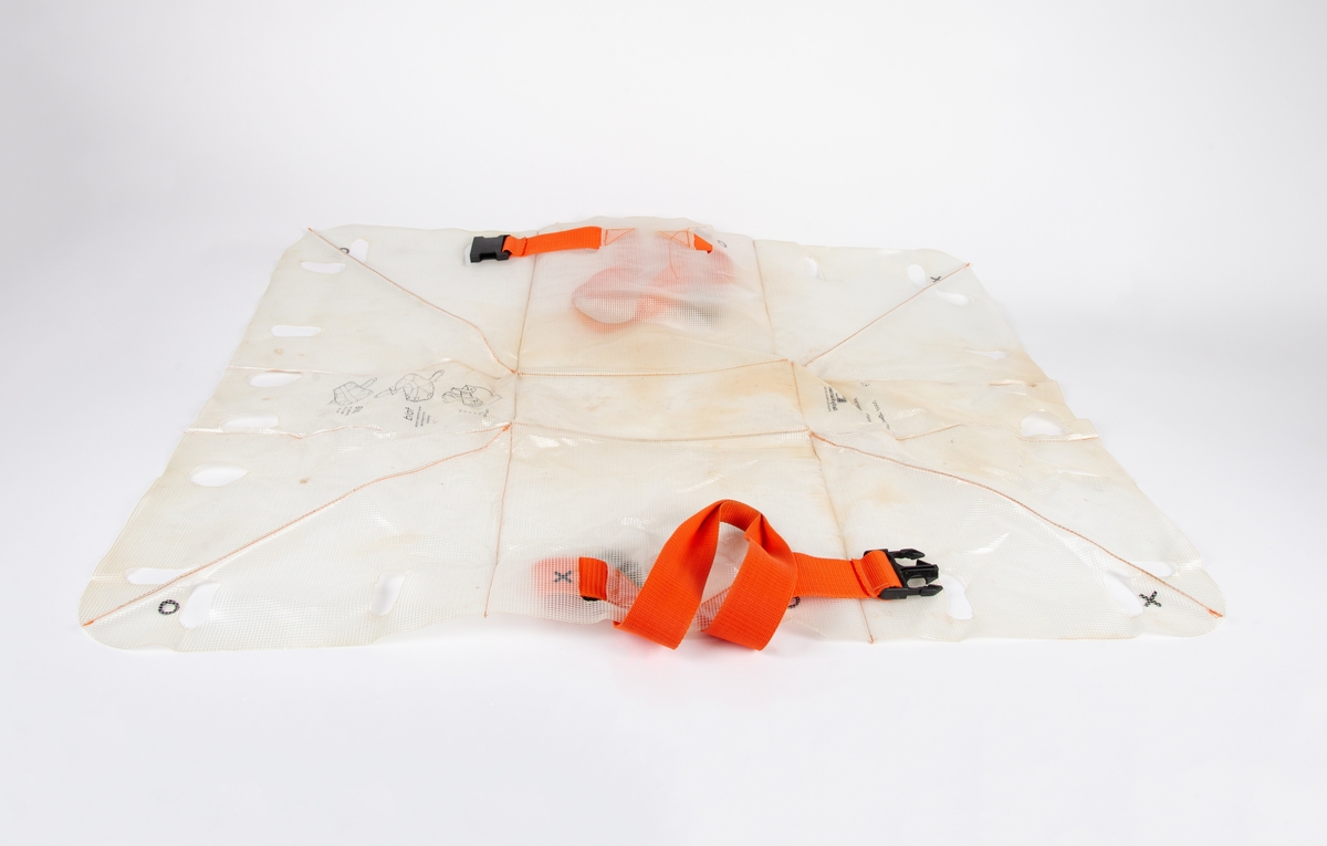 Utbrettbar bag i plastmateriale med vevde nylonstropper. Fungerer som både bag og piknikunderlag. Sort grafisk logo og tekst.