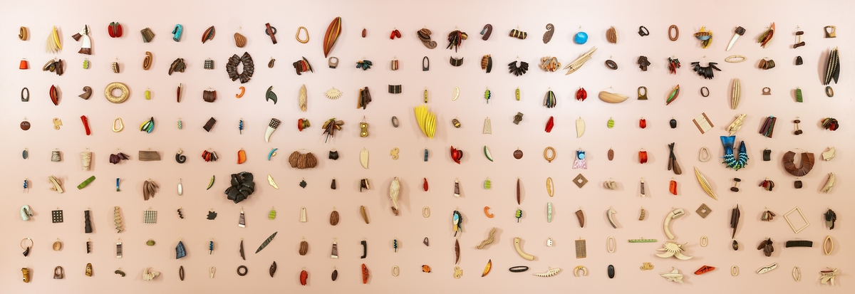 Installasjon bestående av 243 små smykke- og materialutprøvinger i tre, bein og horn. Noen av objektene viser materialets egenfarge og naturlige overflate, mens andre er malt, beiset eller forgylt. Her ser vi også sammenføyninger av ulike materialer, og teknisk avanserte materialbehandlinger. Objektene er "skisser" og rester hentet frem fra smykkekunstneren Liv Blåvarps skuffer, og vitner sammen om et langt og dedikert kunstnerskap der utforsking av treets muligheter og estetikk har stått i fokus.