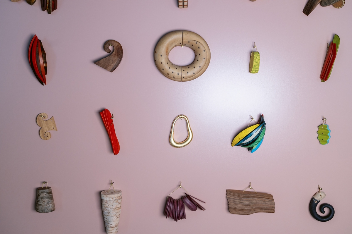 Installasjon bestående av 243 små smykke- og materialutprøvinger i tre, bein og horn. Noen av objektene viser materialets egenfarge og naturlige overflate, mens andre er malt, beiset eller forgylt. Her ser vi også sammenføyninger av ulike materialer, og teknisk avanserte materialbehandlinger. Objektene er "skisser" og rester hentet frem fra smykkekunstneren Liv Blåvarps skuffer, og vitner sammen om et langt og dedikert kunstnerskap der utforsking av treets muligheter og estetikk har stått i fokus.