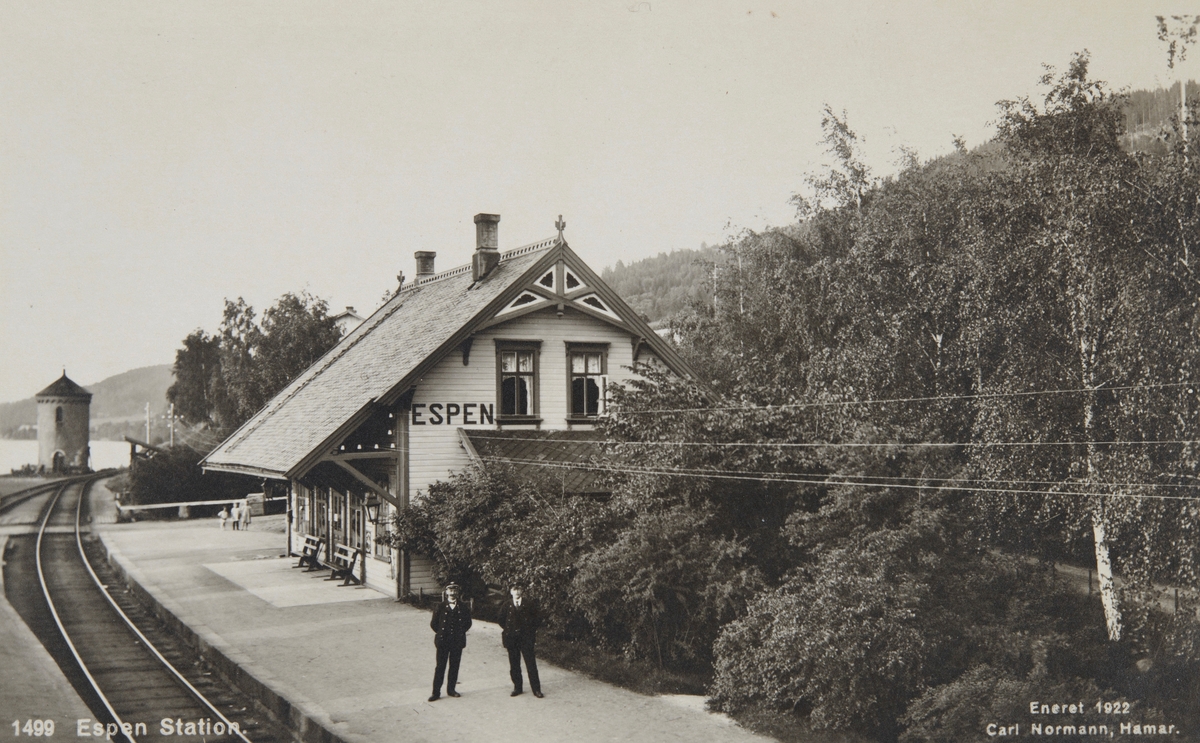 Postkort, Stange, Espa stasjon, fra 1880 Espen stasjon, etter 1922 Espa stasjon, stasjonsbygning, jernbanestasjon, ansatte  i jernbaneuniform på perrongen, vanntårn,