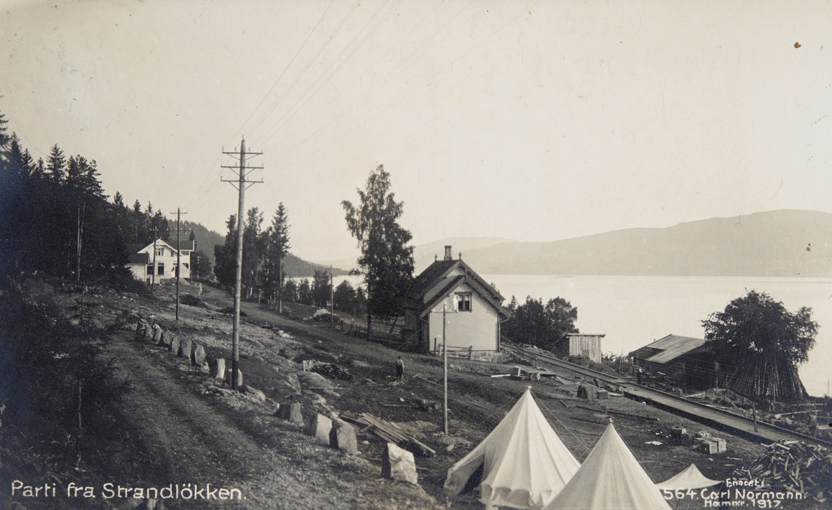 Postkort, Stange, 1882 Strandløkken stasjon, 1922 Strandløkka stasjon, fra 1941 Strandlykkja stasjon, telt i forgrunnen, bygdeveg med stabbesteiner,
