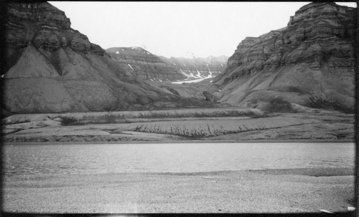 Bjonedalen. Bildet kommer fra The Cambridge Spitsbergen Expedition. Ekspedisjonen besto av seks menn, de fleste var geomorfologer, som dro fra England til Svalbard via Nordkapp og Bjørnøya om bord på Lyngen sommeren 1938. Målet deres var å kartlegge området rundt Nordenskioldbreen, Gipsvika og Brucebyen.