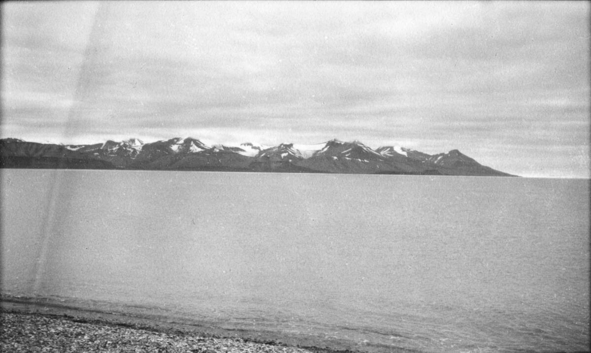 Utsikt fra Gipshuksletta. Bildet kommer fra The Cambridge Spitsbergen Expedition. Ekspedisjonen besto av seks menn, de fleste var geomorfologer, som dro fra England til Svalbard via Nordkapp og Bjørnøya om bord på Lyngen sommeren 1938. Målet deres var å kartlegge området rundt