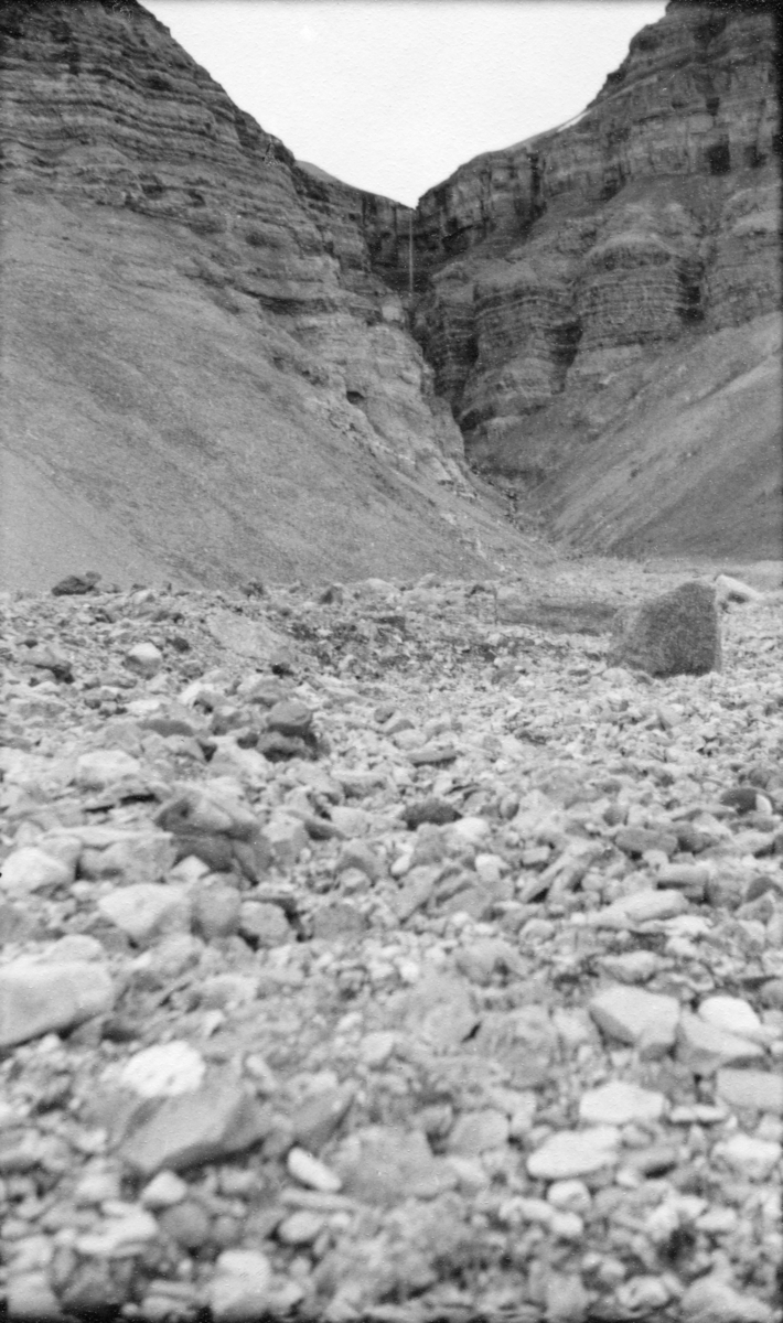 Foss, Tempelfjella. Bildet kommer fra The Cambridge Spitsbergen Expedition. Ekspedisjonen besto av seks menn, de fleste var geomorfologer, som dro fra England til Svalbard via Nordkapp og Bjørnøya om bord på Lyngen sommeren 1938. Målet deres var å kartlegge området rundt