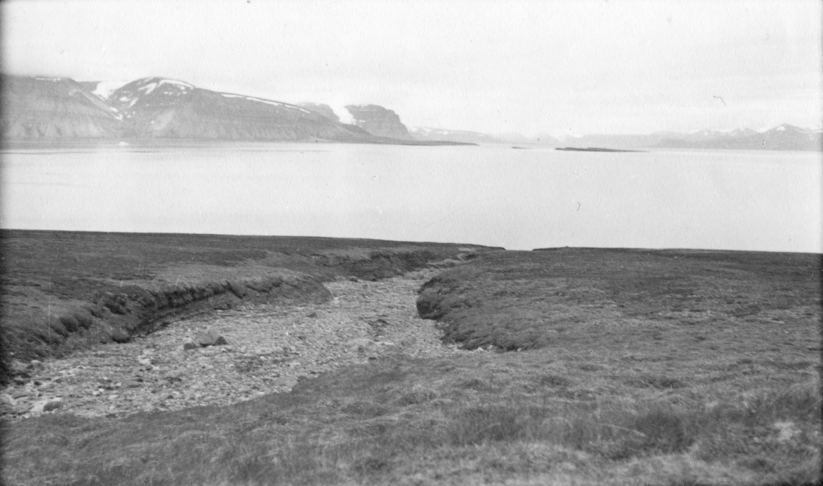 Utsikt over Gipshuken, Anservika og Gåsøyane fra Skansbukta.  Bildet kommer fra The Cambridge Spitsbergen Expedition. Ekspedisjonen besto av seks menn, de fleste var geomorfologer, som dro fra England til Svalbard via Nordkapp og Bjørnøya om bord på Lyngen sommeren 1938. Målet deres var å kartlegge området rundt