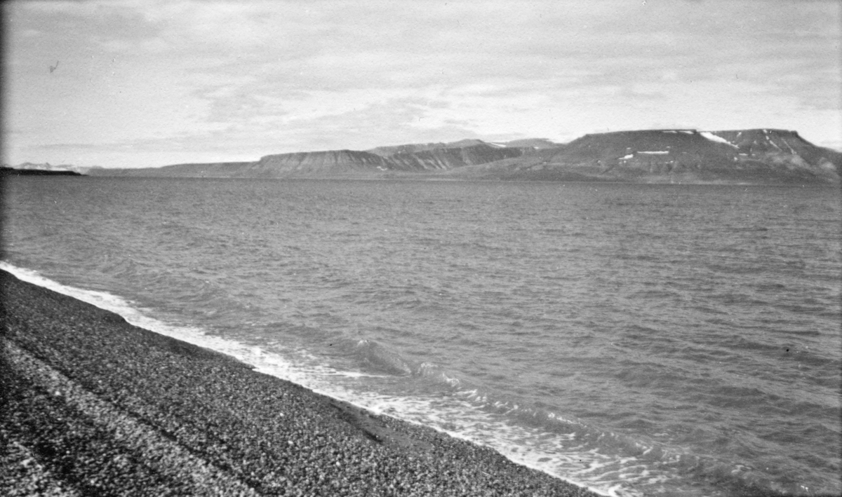 Skansbukta. Bildet kommer fra The Cambridge Spitsbergen Expedition. Ekspedisjonen besto av seks menn, de fleste var geomorfologer, som dro fra England til Svalbard via Nordkapp og Bjørnøya om bord på Lyngen sommeren 1938. Målet deres var å kartlegge området rundt