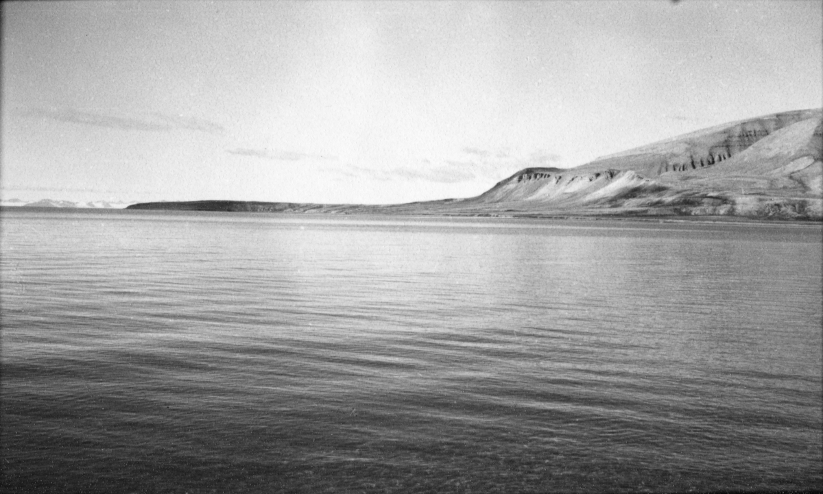 Gipshukodden. Bildet kommer fra The Cambridge Spitsbergen Expedition. Ekspedisjonen besto av seks menn, de fleste var geomorfologer, som dro fra England til Svalbard via Nordkapp og Bjørnøya om bord på Lyngen sommeren 1938. Målet deres var å kartlegge området rundt Nordenskioldbreen, Gipsvika og Brucebyen.