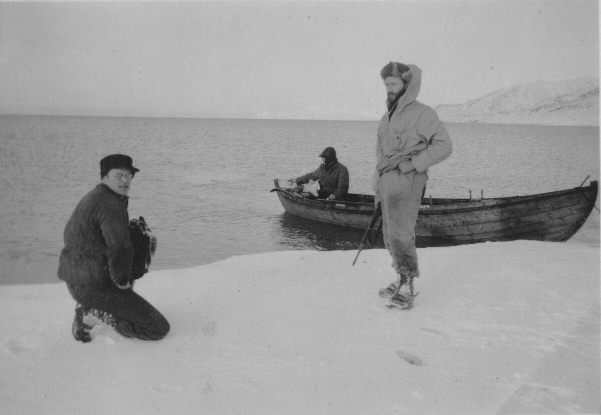 Bilde fra album etter krigsseiler Odd Conrad Holm fra Hegra, f. 16.12.1918. I to perioder i årene 1947-1951 arbeidet han i Ny-Ålesund som telegrafist. Hans kone, Åse Holm jobbet på posthuset, og hans søster, Tora Holm var sykesøster i Ny-Ålesund.Flere opplysninger finnes på websiden http://warsailors.com/oddconradn.html skrevet av hans datter Åse Siri Lawson, som i 2011 ble utnevnt til Fortjenstordenen - 1 klasse for bidrag til forskning om den norske handelsflåten.Hun var også med i Ny-Ålesund.