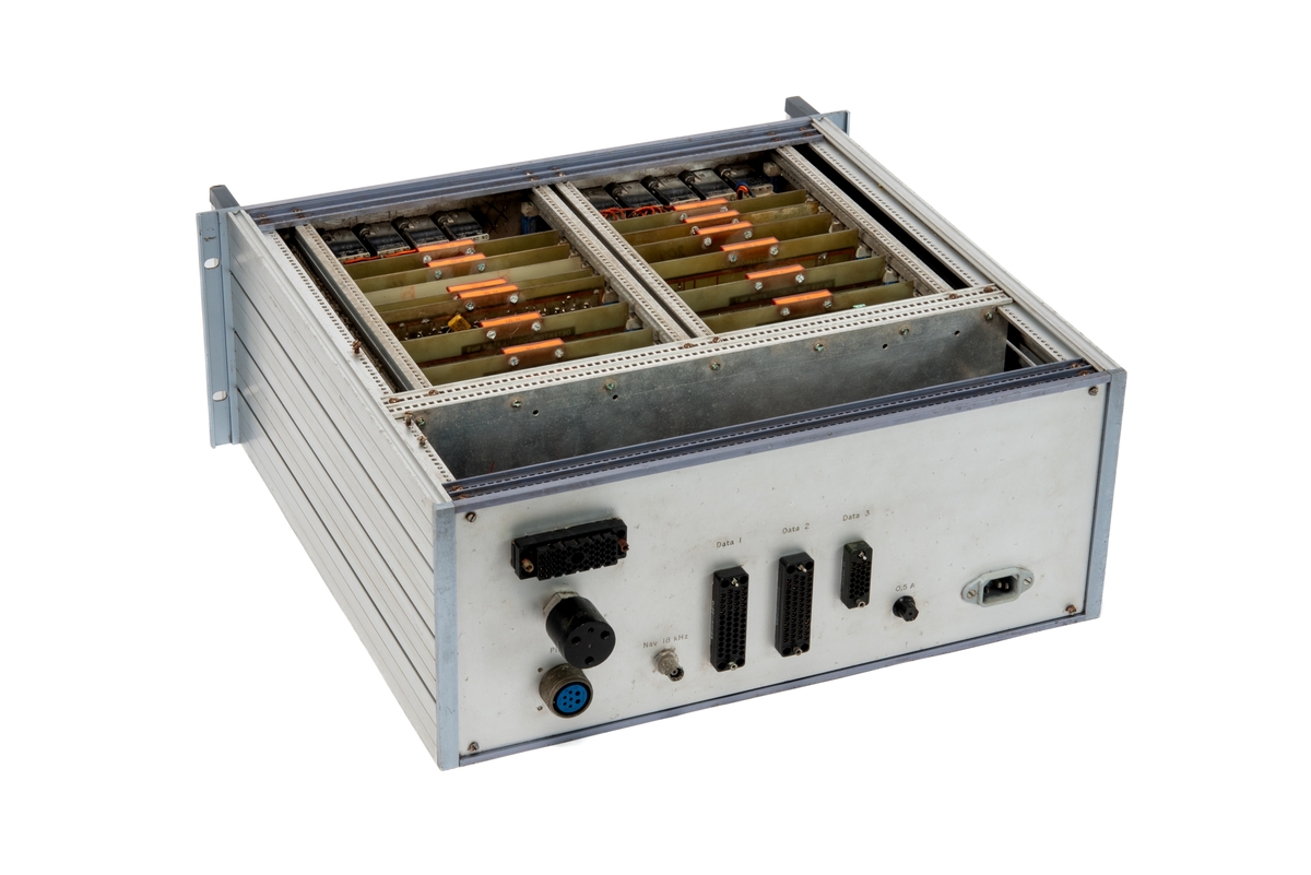 Innebygd enhet for posisjonsreferanse som innvendig er utstyrt med mange kretskort. 
Enheten er skrudd fast til seksjonen, men kan demonteres og løftes ut ved hjelp av to håndtak foran på panelet.